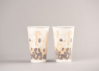 Tasses de café de papier isolées par mousse, tasses de papier de boissons froides polychromes d'impression