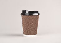 Sortez les tasses triples de mur avec les couvercles, tasses de café de papier d'ondulation pour le boire chaud