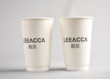 le logo jetable des tasses 400ml de papier a imprimé les tasses de café de papier isolées