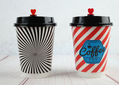 La belle double coutume de mur a imprimé les tasses de papier a isolé les tasses de papier avec des couvercles de café