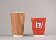 Tasses isolées de boissons de papier d'imprimerie avec des couvercles, tasses chaudes d'enveloppe réutilisable d'ondulation