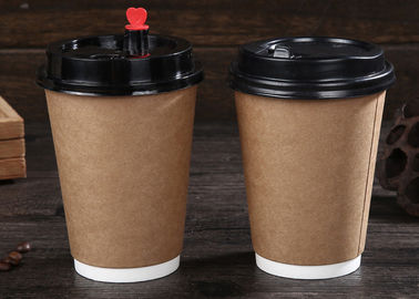 La tasse de marquage à chaud de boissons de papier/a isolé les tasses de café jetables avec des couvercles